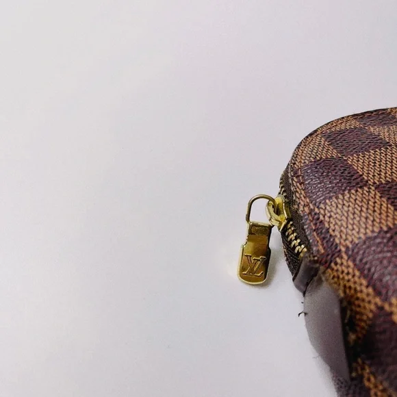 Authentic Louis Vuitton cosmetic bag - Picture 3 of 8